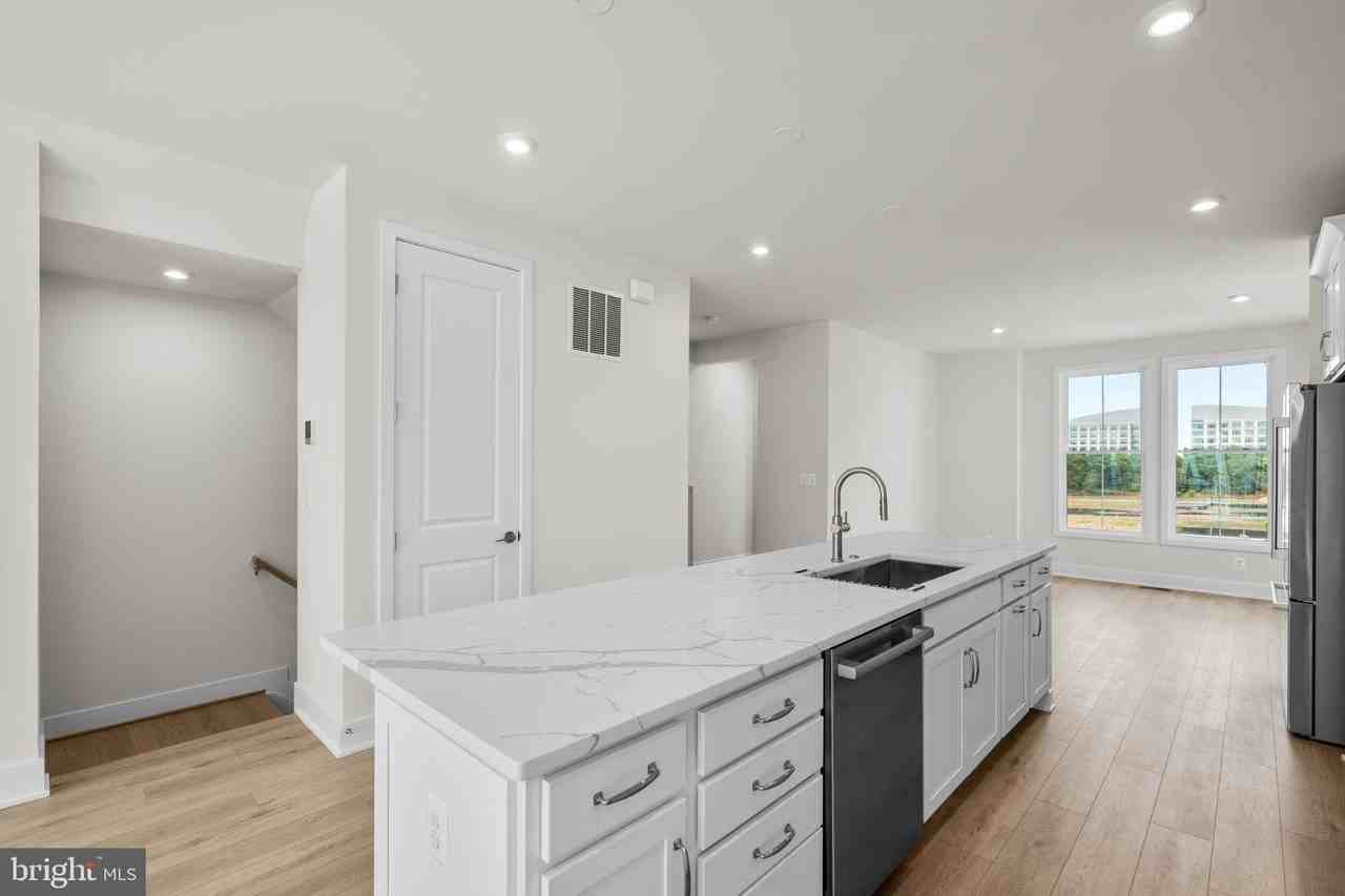 13922 Aviation Pl - Photo 2 of 18