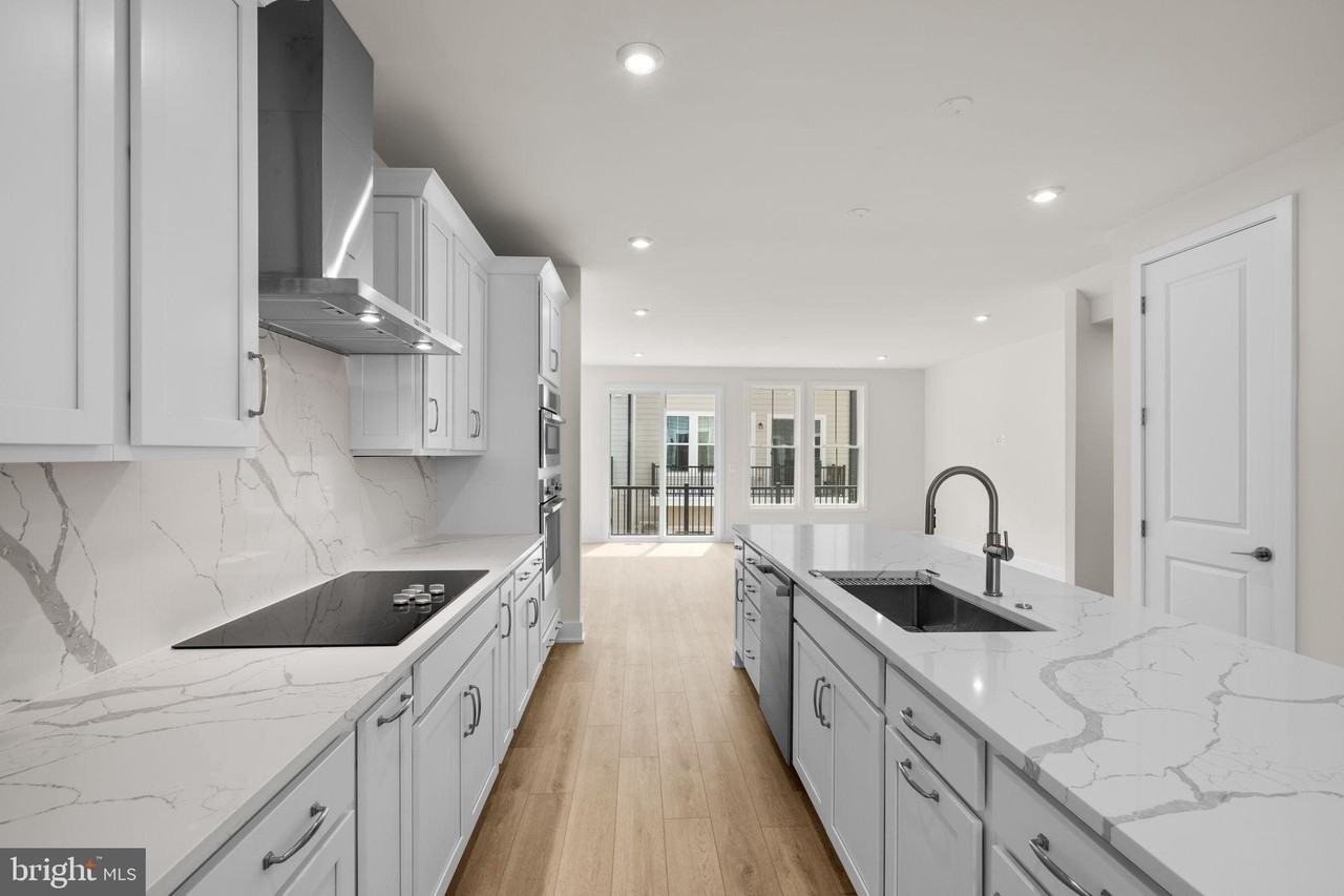 13922 Aviation Pl - Photo 4 of 18