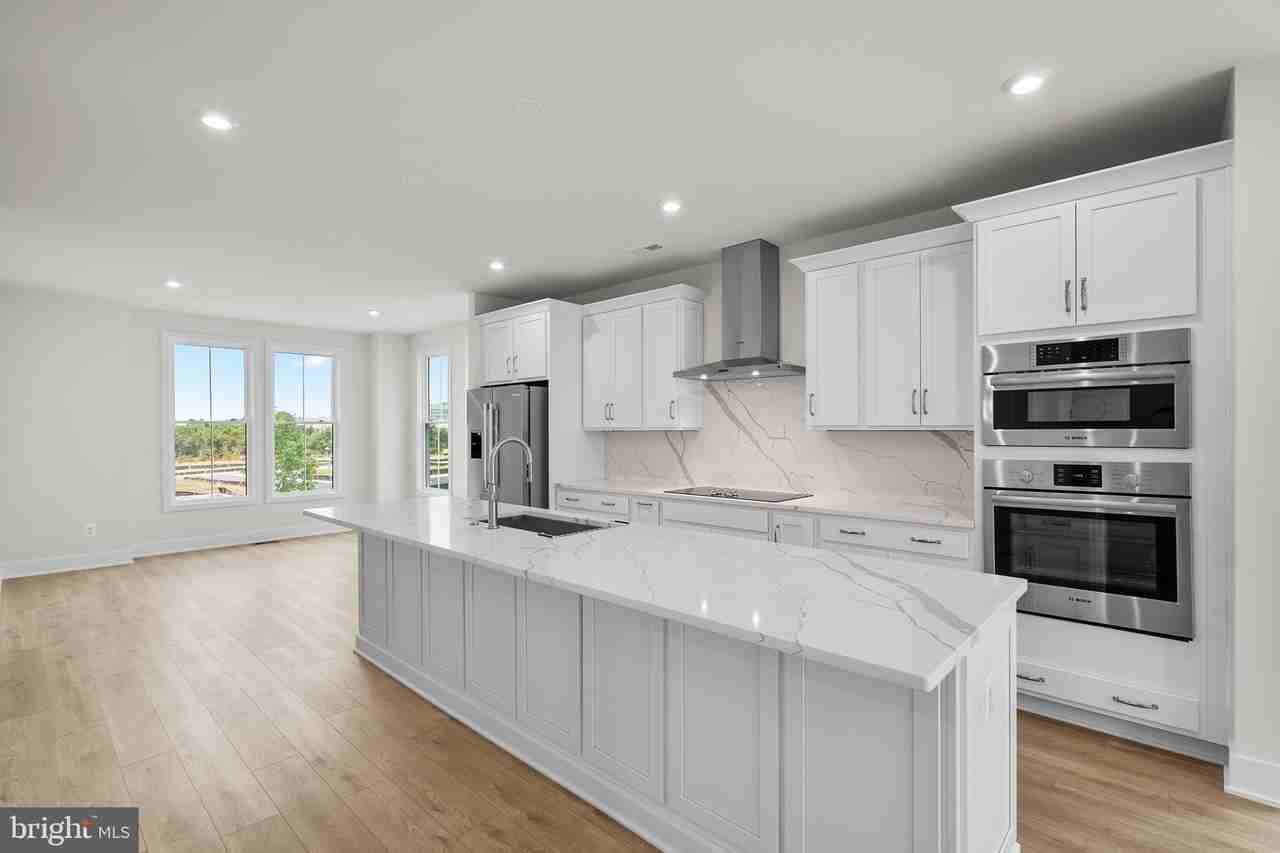 13922 Aviation Pl - Photo 5 of 18