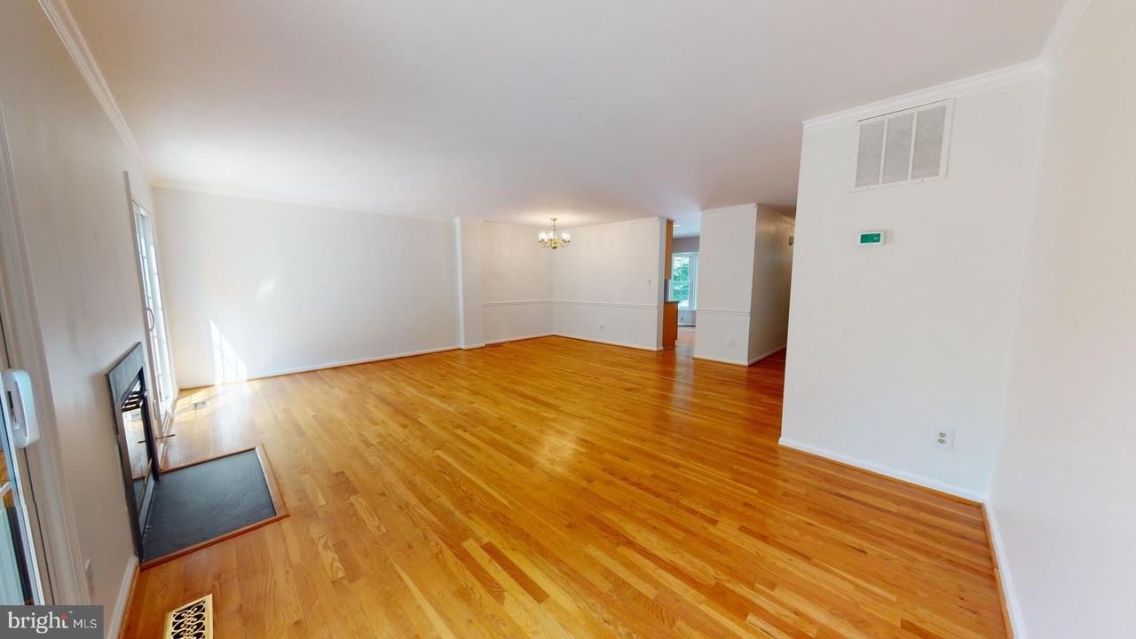 5739 Oakshore Ct - Photo 2 of 28