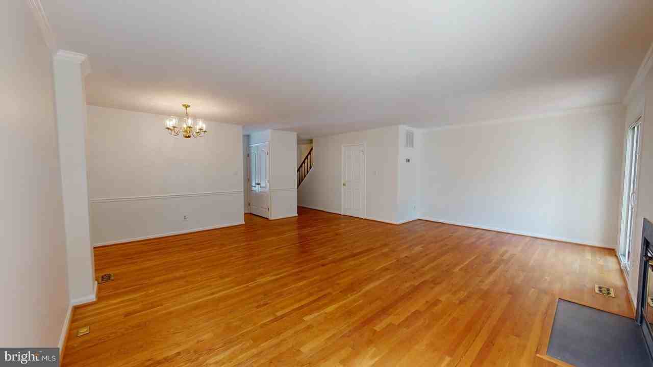 5739 Oakshore Ct - Photo 3 of 28