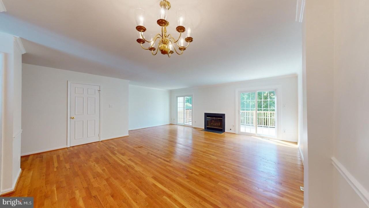 5739 Oakshore Ct - Photo 4 of 28