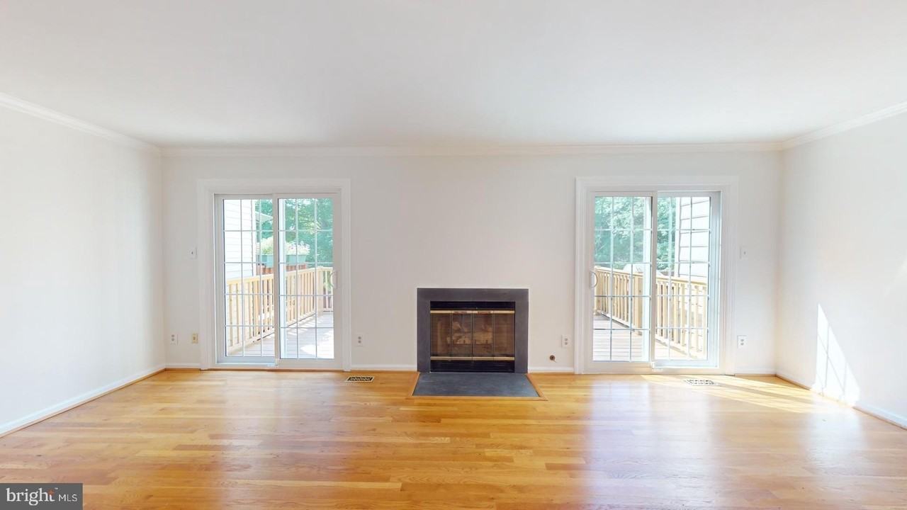 5739 Oakshore Ct - Photo 5 of 28