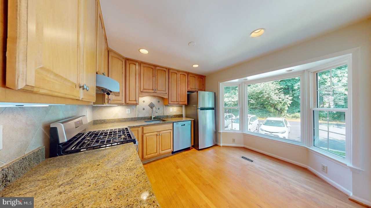 5739 Oakshore Ct - Photo 7 of 28