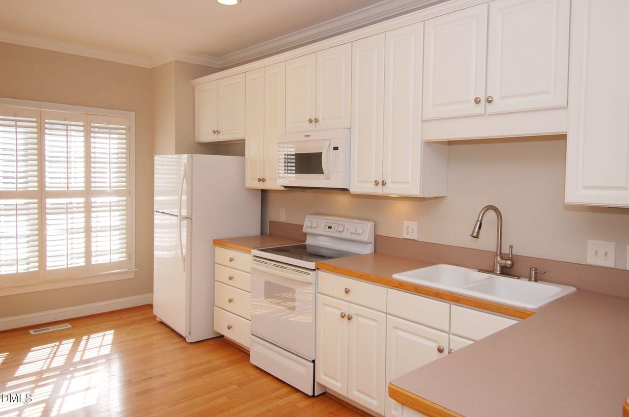 1327 Cameron View Ct - Photo 2 of 16