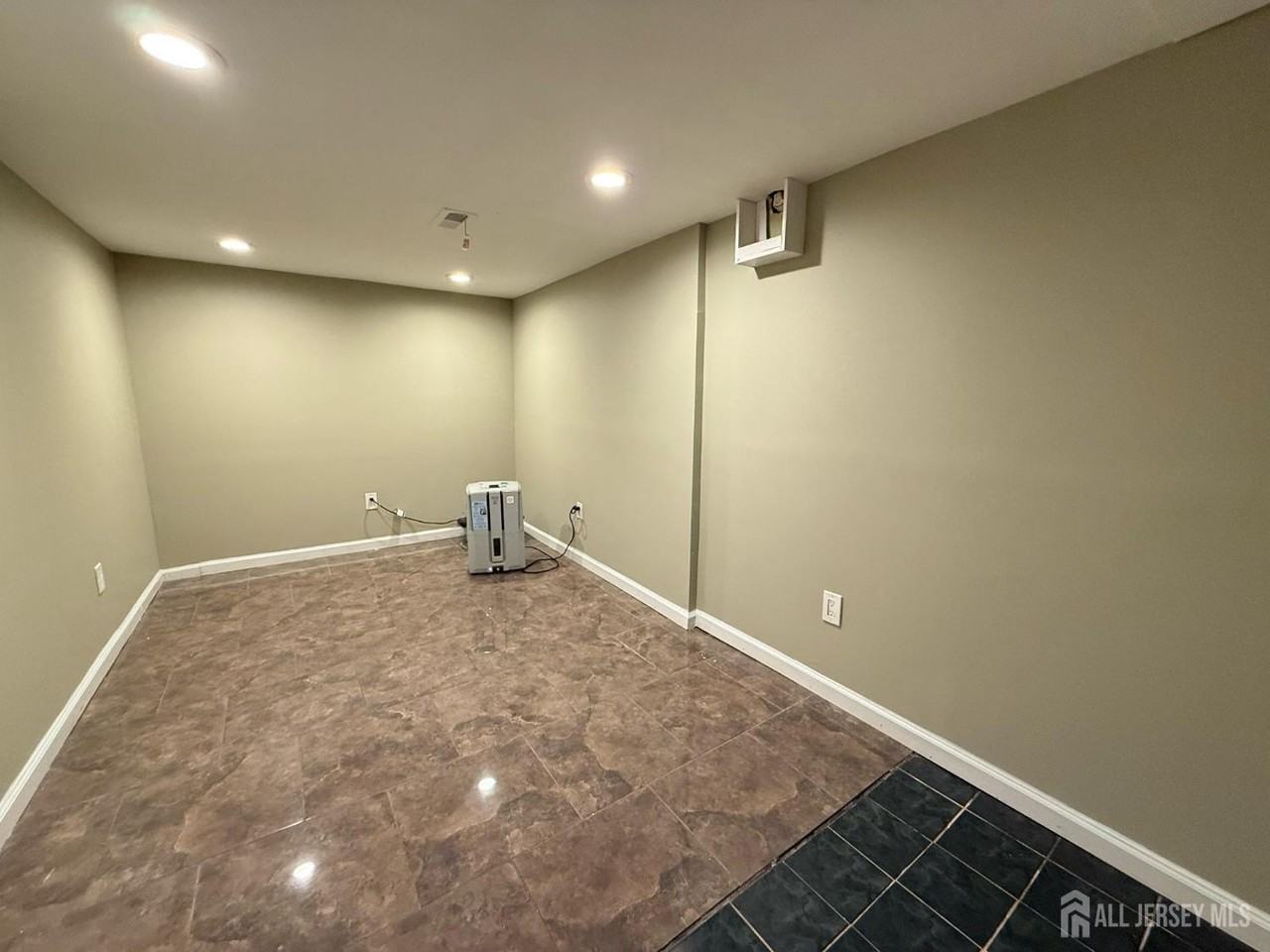 869 Gates Ave - Photo 7 of 27