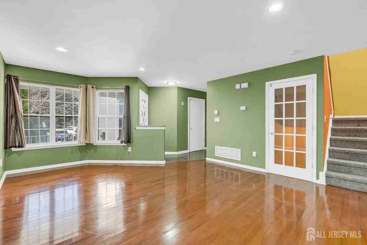 356 Hawthorne Rd - Photo 6 of 36