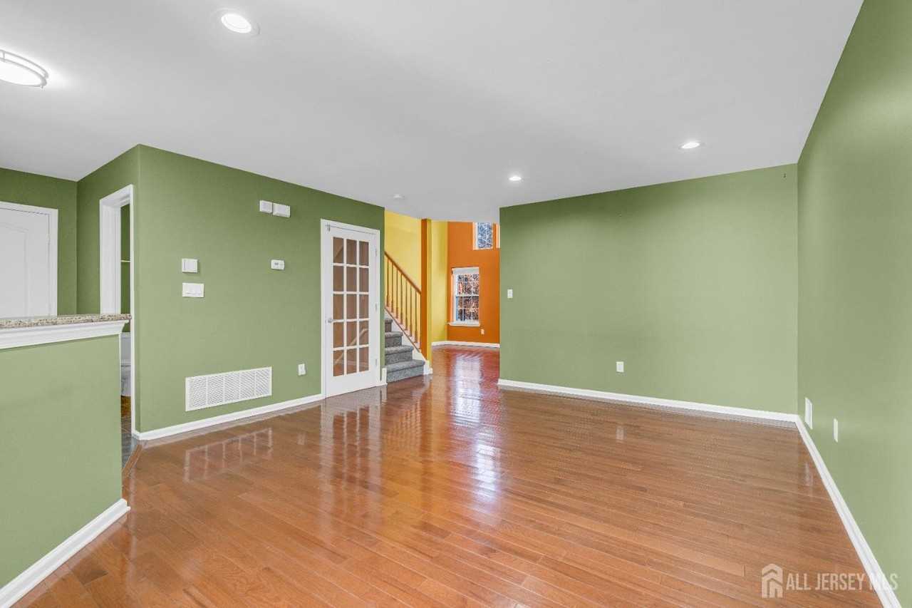 356 Hawthorne Rd - Photo 7 of 36