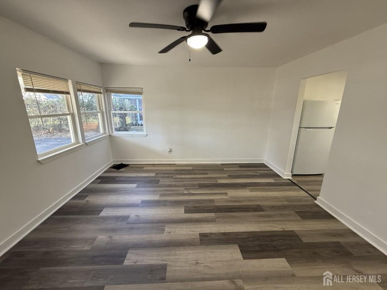 1060 Terrace Blvd - Photo 2 of 15