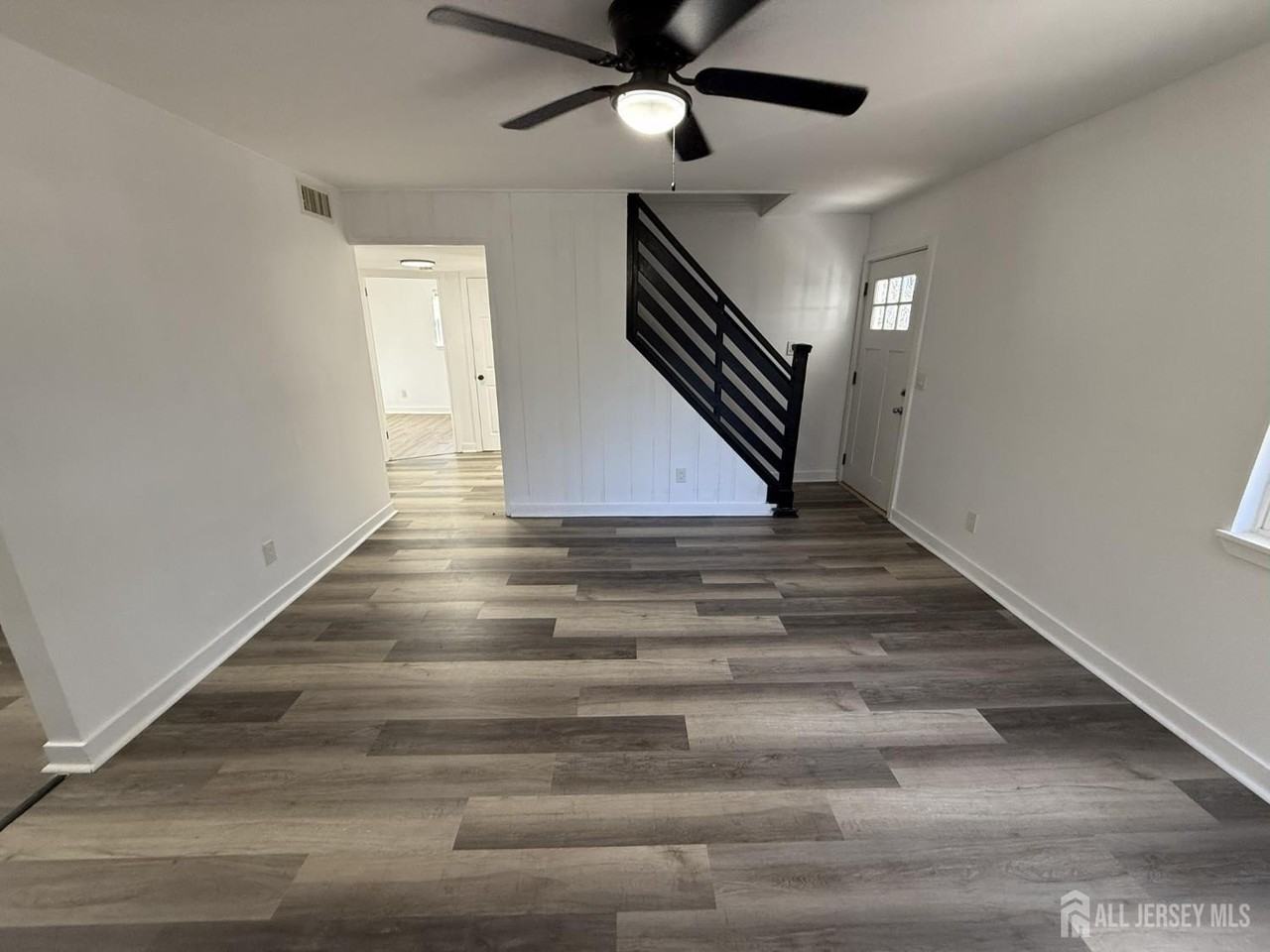 1060 Terrace Blvd - Photo 3 of 15