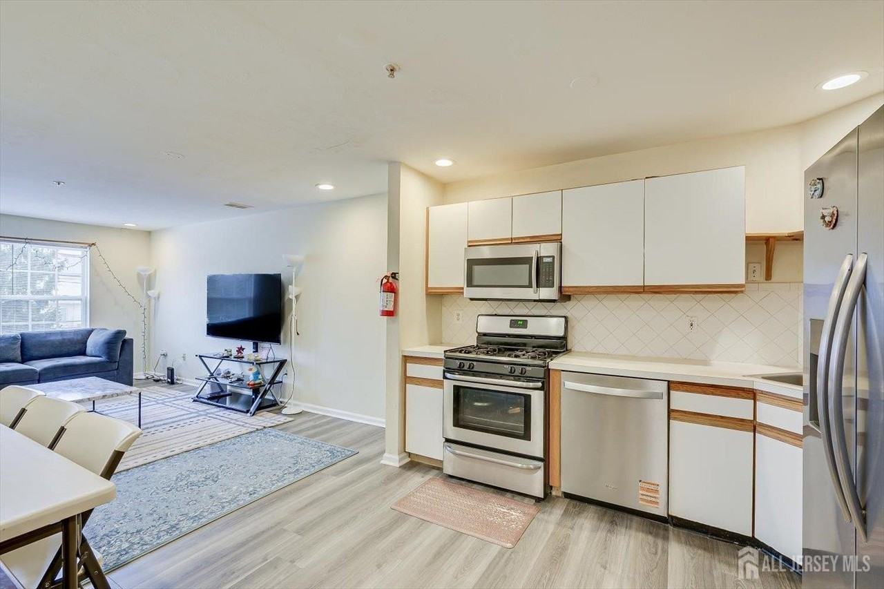 27 Edinburgh Ct - Photo 3 of 15