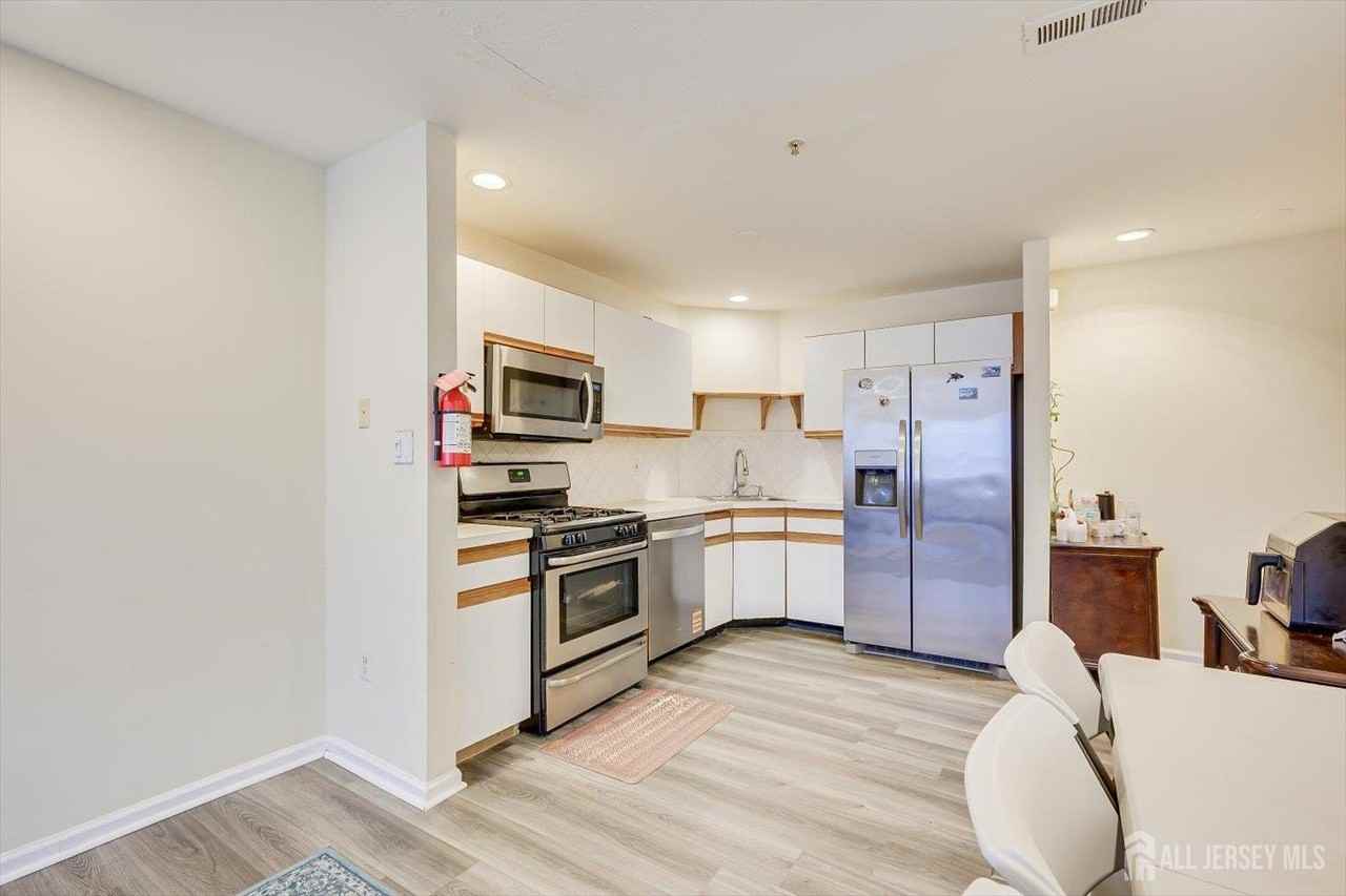 27 Edinburgh Ct - Photo 4 of 15