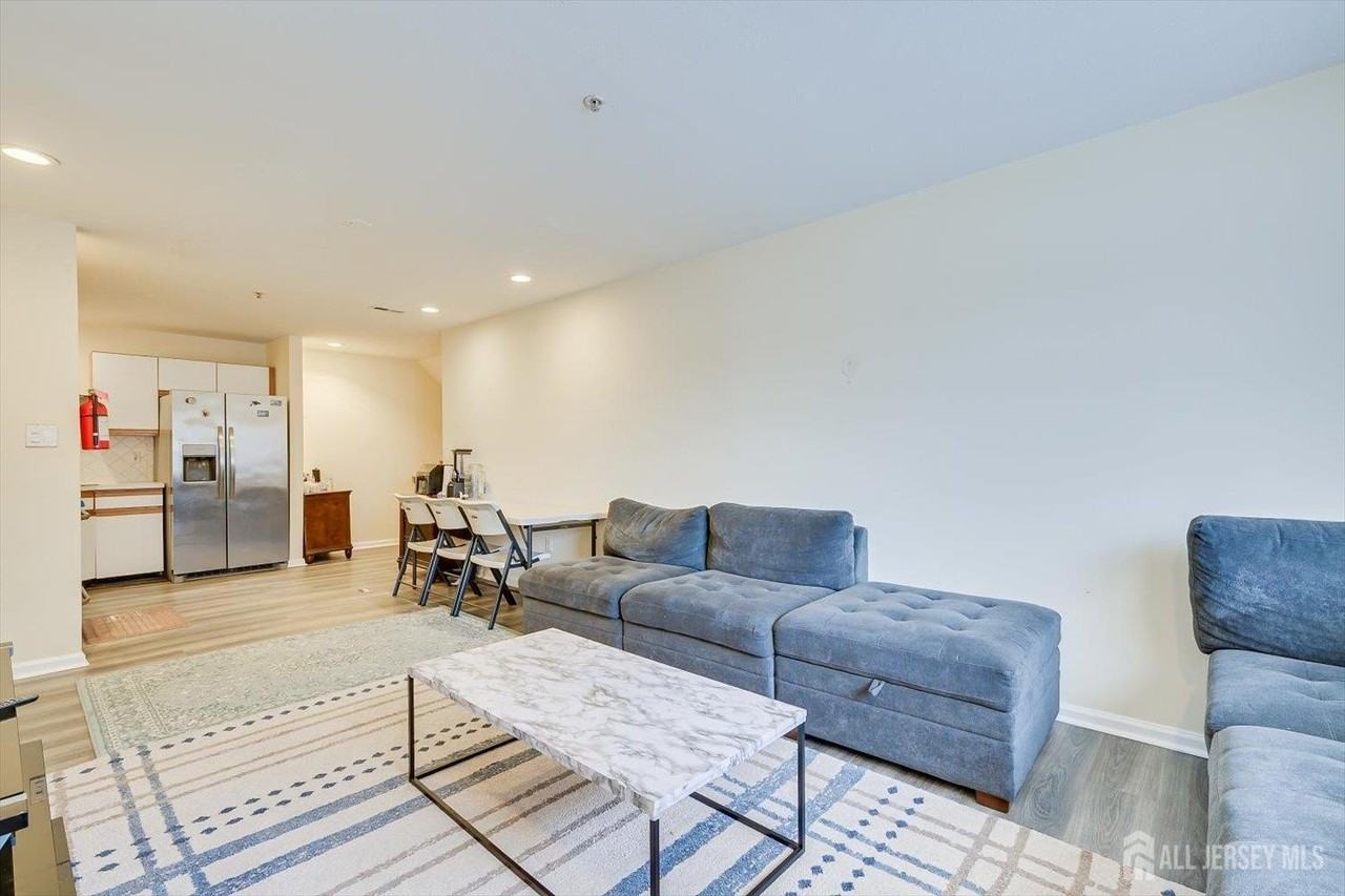 27 Edinburgh Ct - Photo 6 of 15