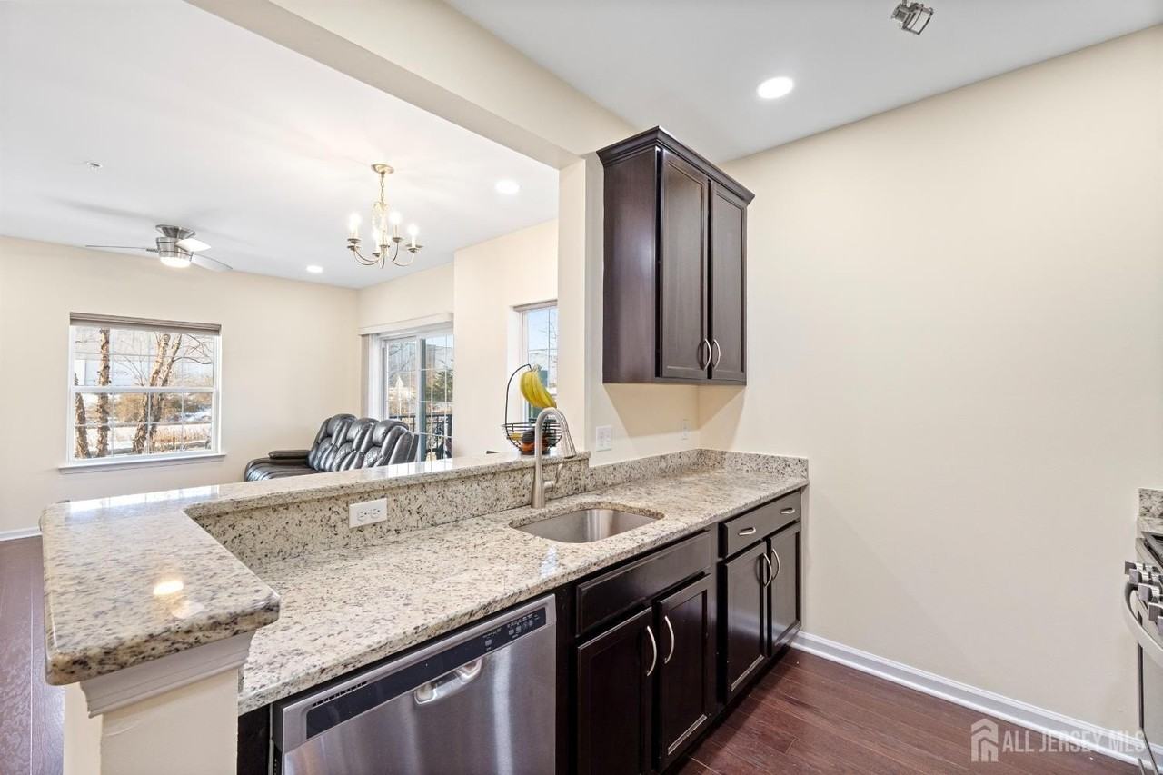 917 Campbell St - Photo 5 of 16