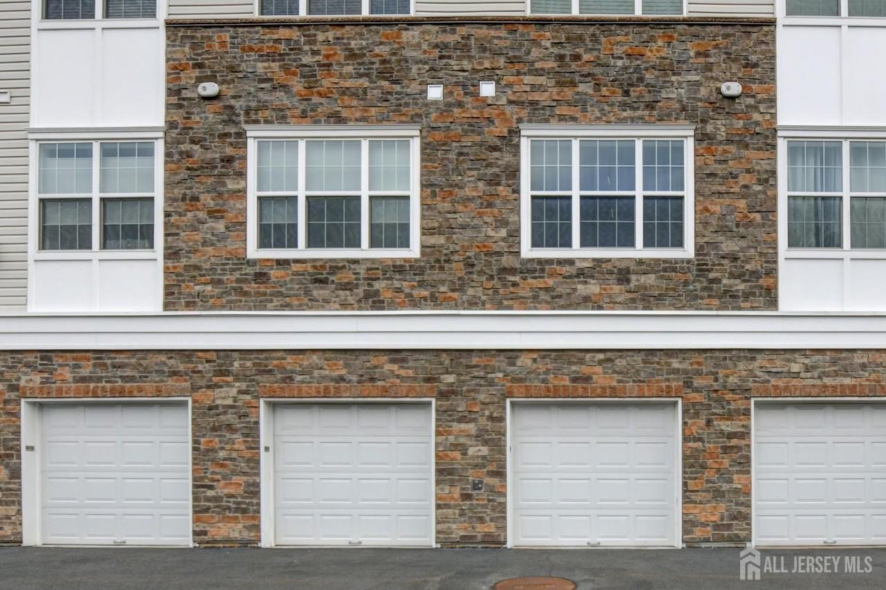 722 Lorhan Dr - Photo 3 of 32