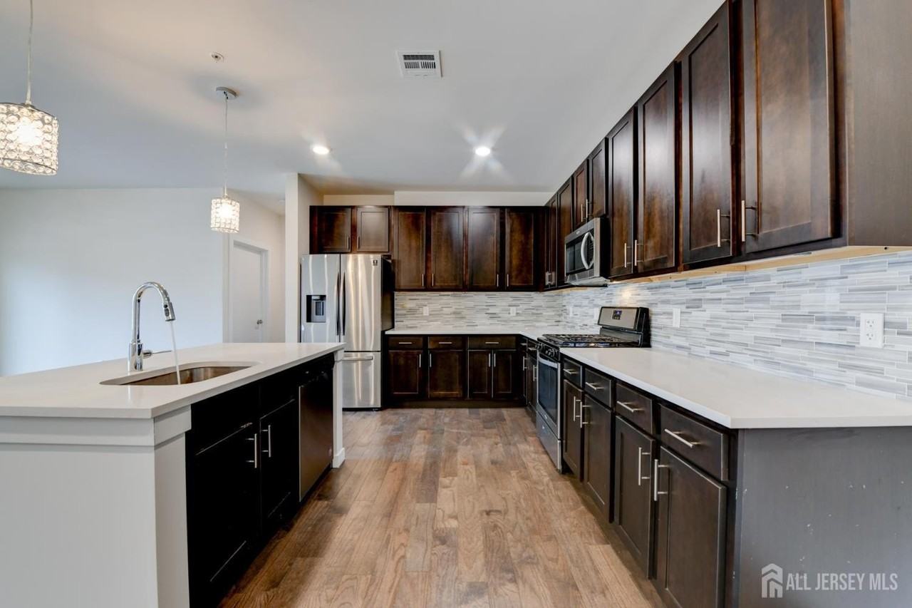 722 Lorhan Dr - Photo 5 of 32