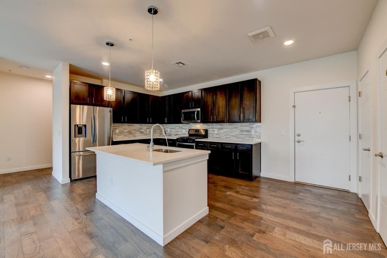 722 Lorhan Dr - Photo 6 of 32