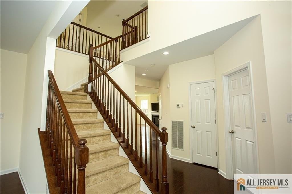 8 Wellesley Ave - Photo 3 of 40