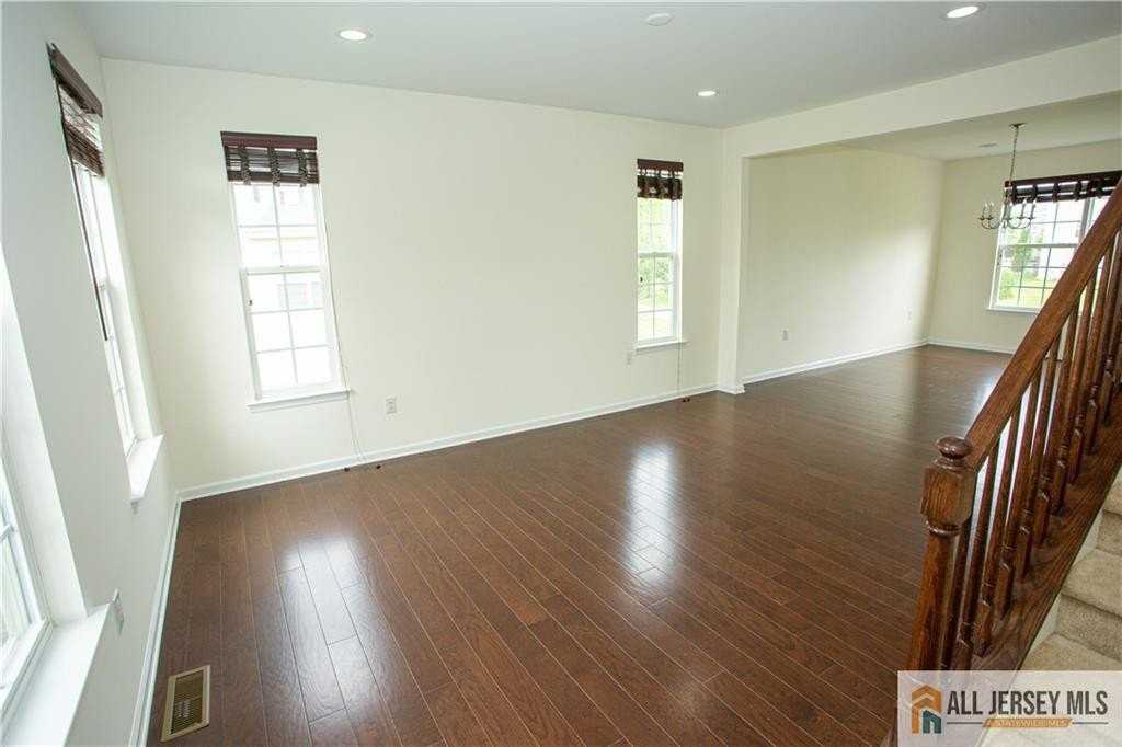 8 Wellesley Ave - Photo 4 of 40