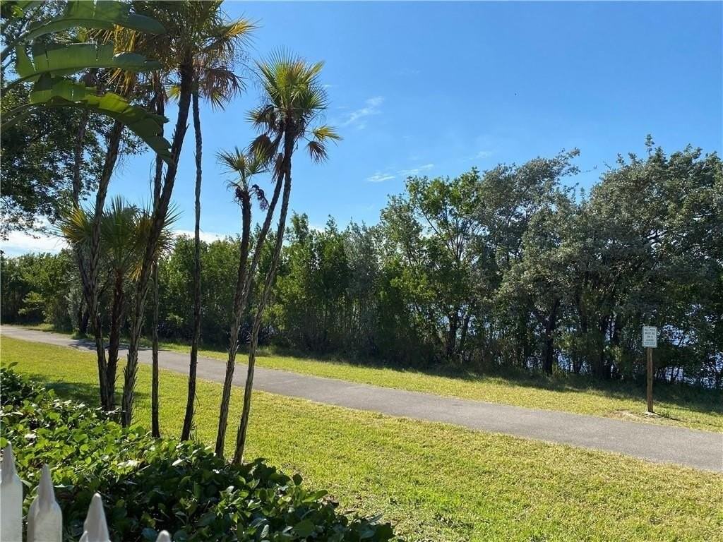 1940 Sweetbay Way - Photo 3 of 8