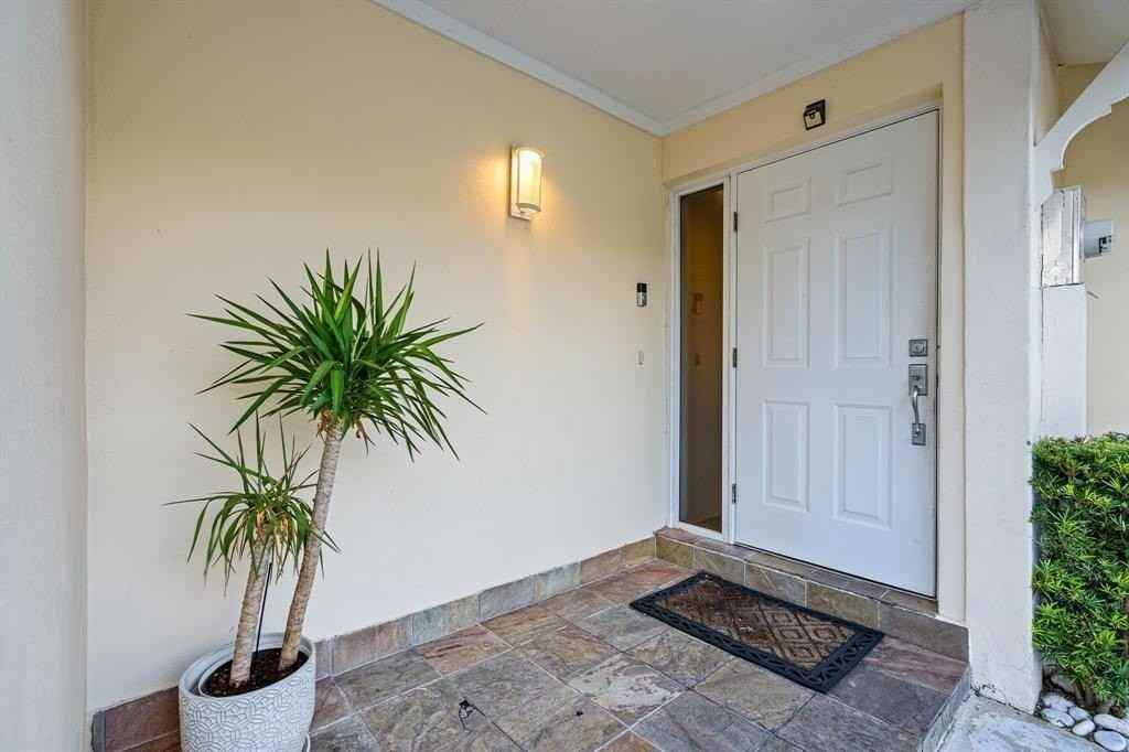 9937 Nw 47th Ter - Photo 4 of 50