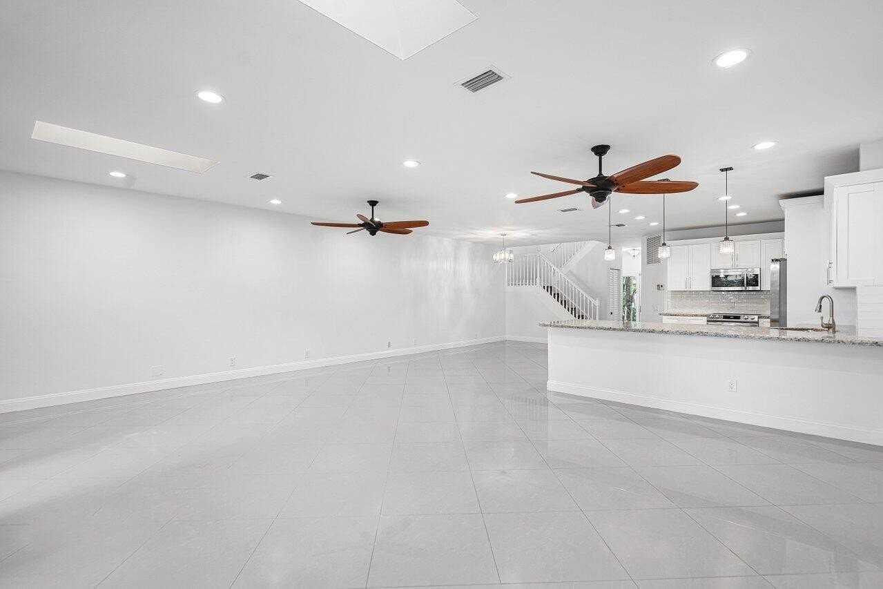 6684 Via Regina - Photo 3 of 19