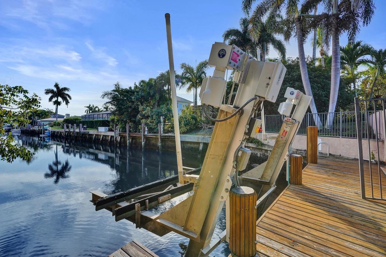 7050 Ne 7th Ave - Photo 4 of 25