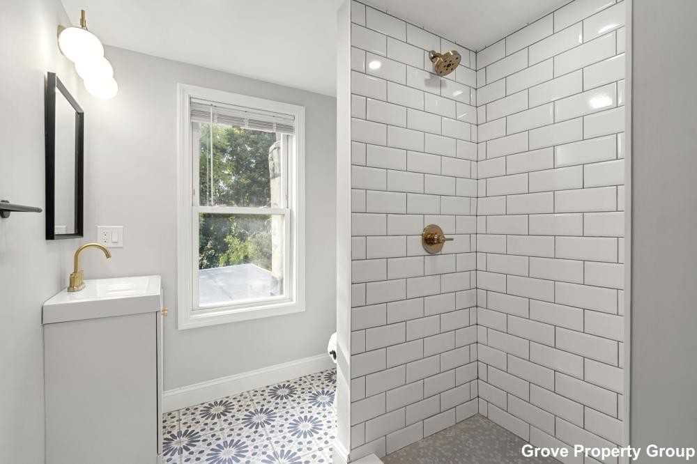 531 E 5th St - Photo 4 of 9