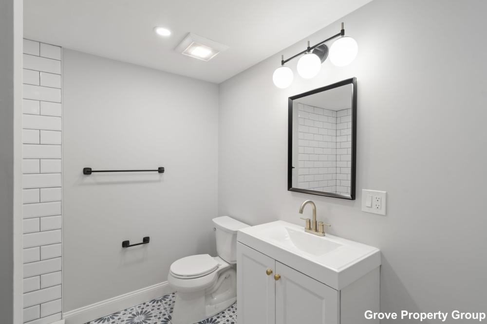 531 E 5th St - Photo 5 of 9