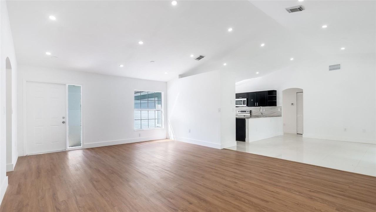 1811 Sw 124th Way - Photo 4 of 28