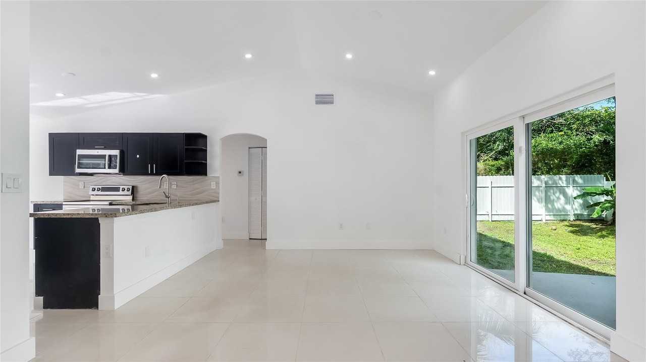 1811 Sw 124th Way - Photo 6 of 28