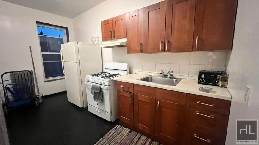 444 Halsey St - Photo 2 of 10