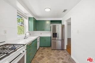 14529 Greenleaf St - Photo 6 of 8