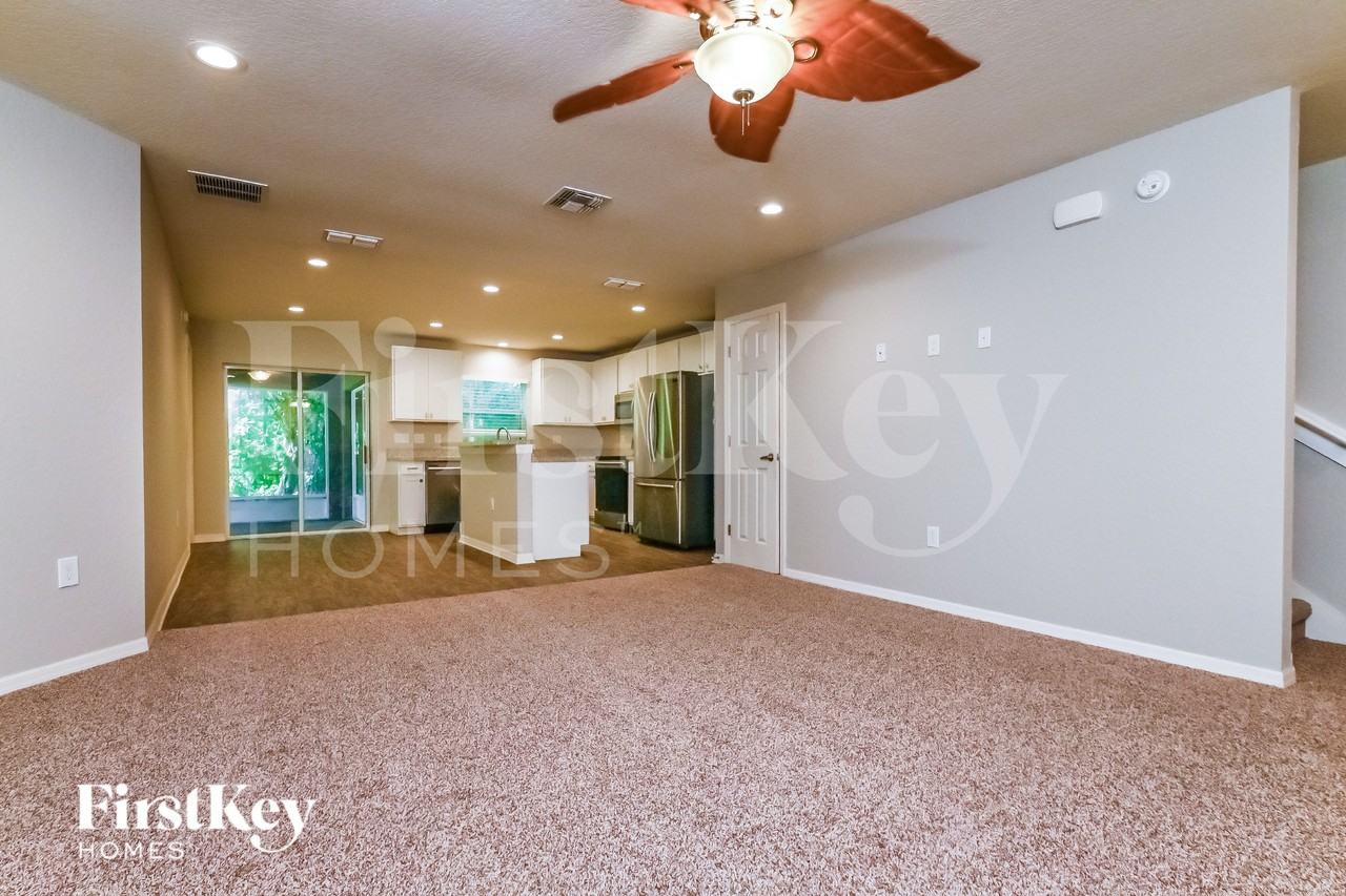 901 Pearly Ridge Ln - Photo 3 of 16