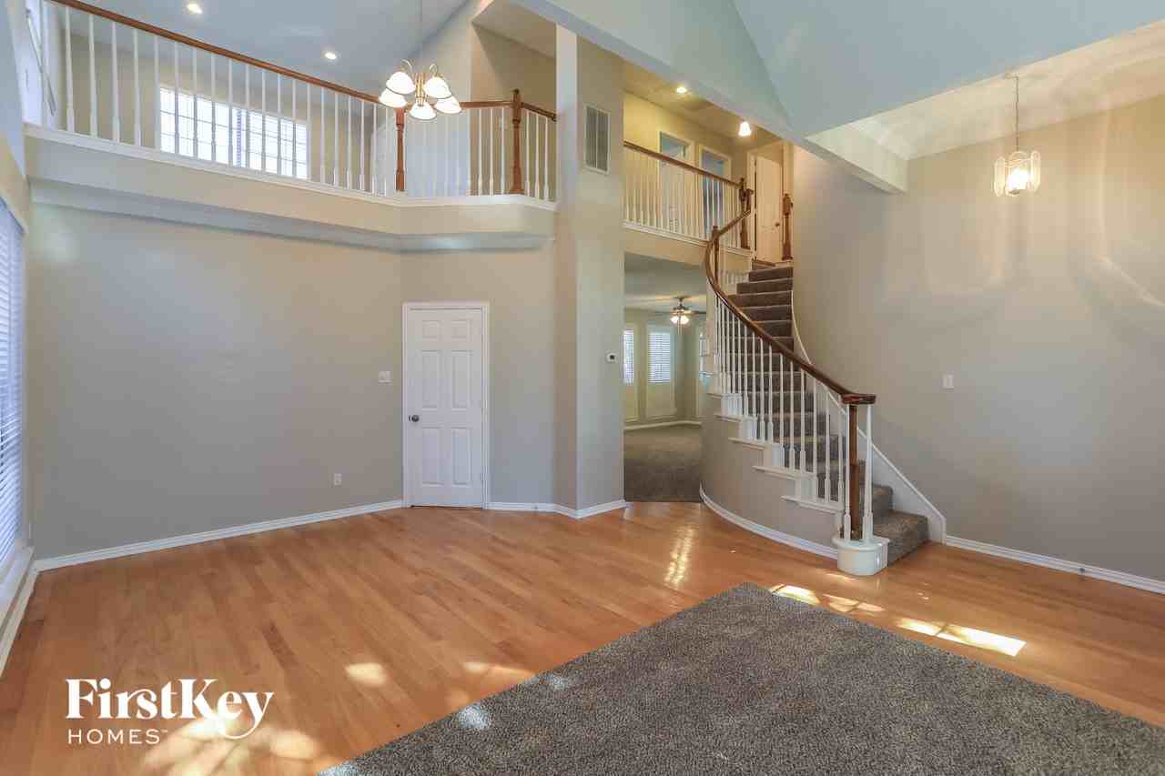 311 Riverwalk Ln - Photo 3 of 15