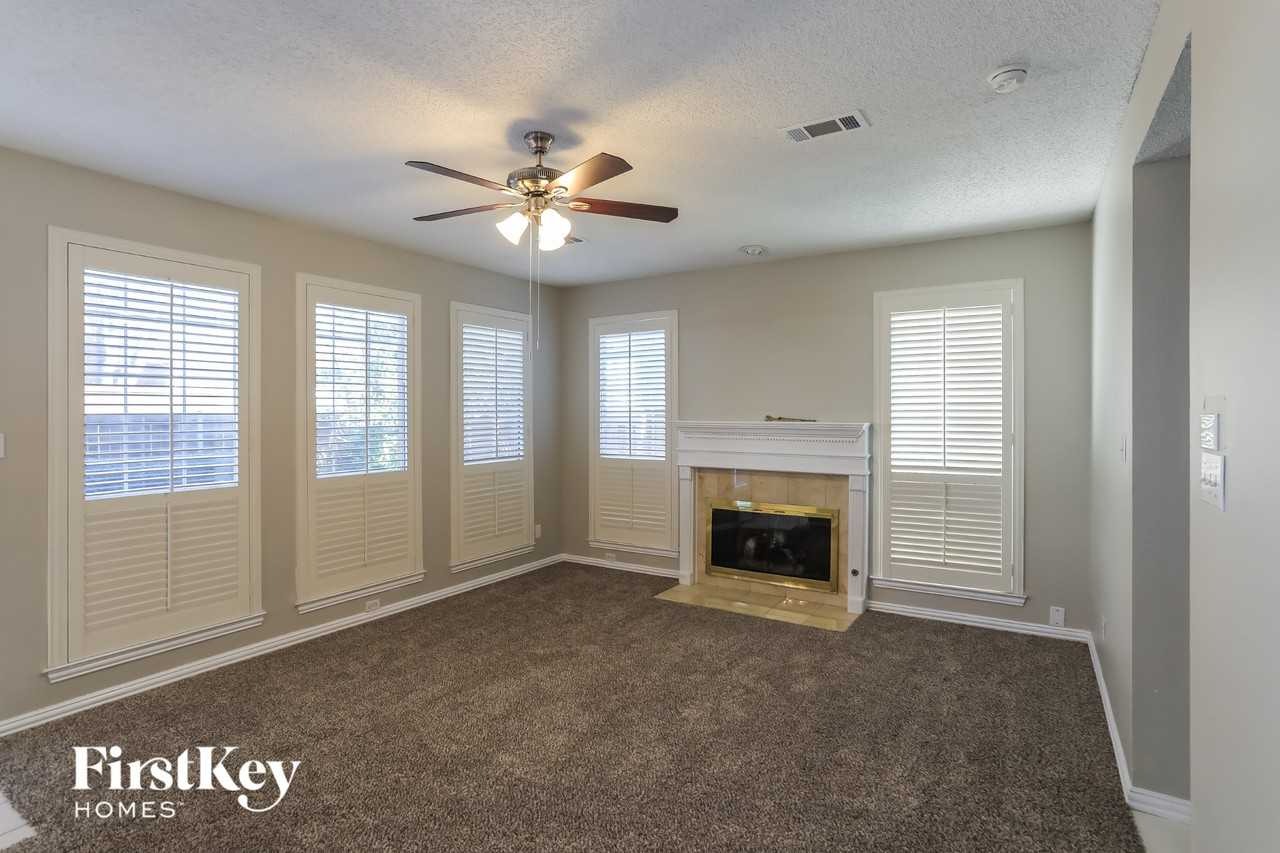 311 Riverwalk Ln - Photo 4 of 15