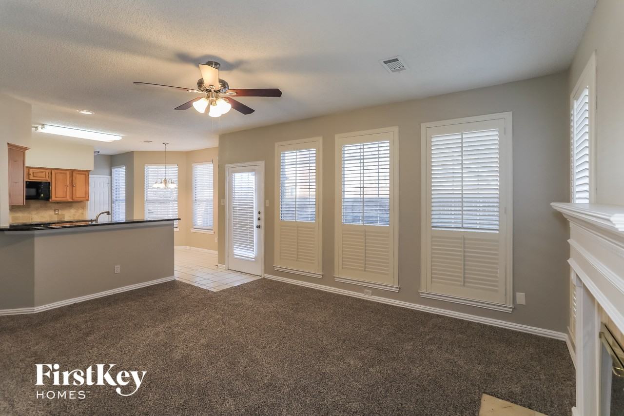 311 Riverwalk Ln - Photo 5 of 15