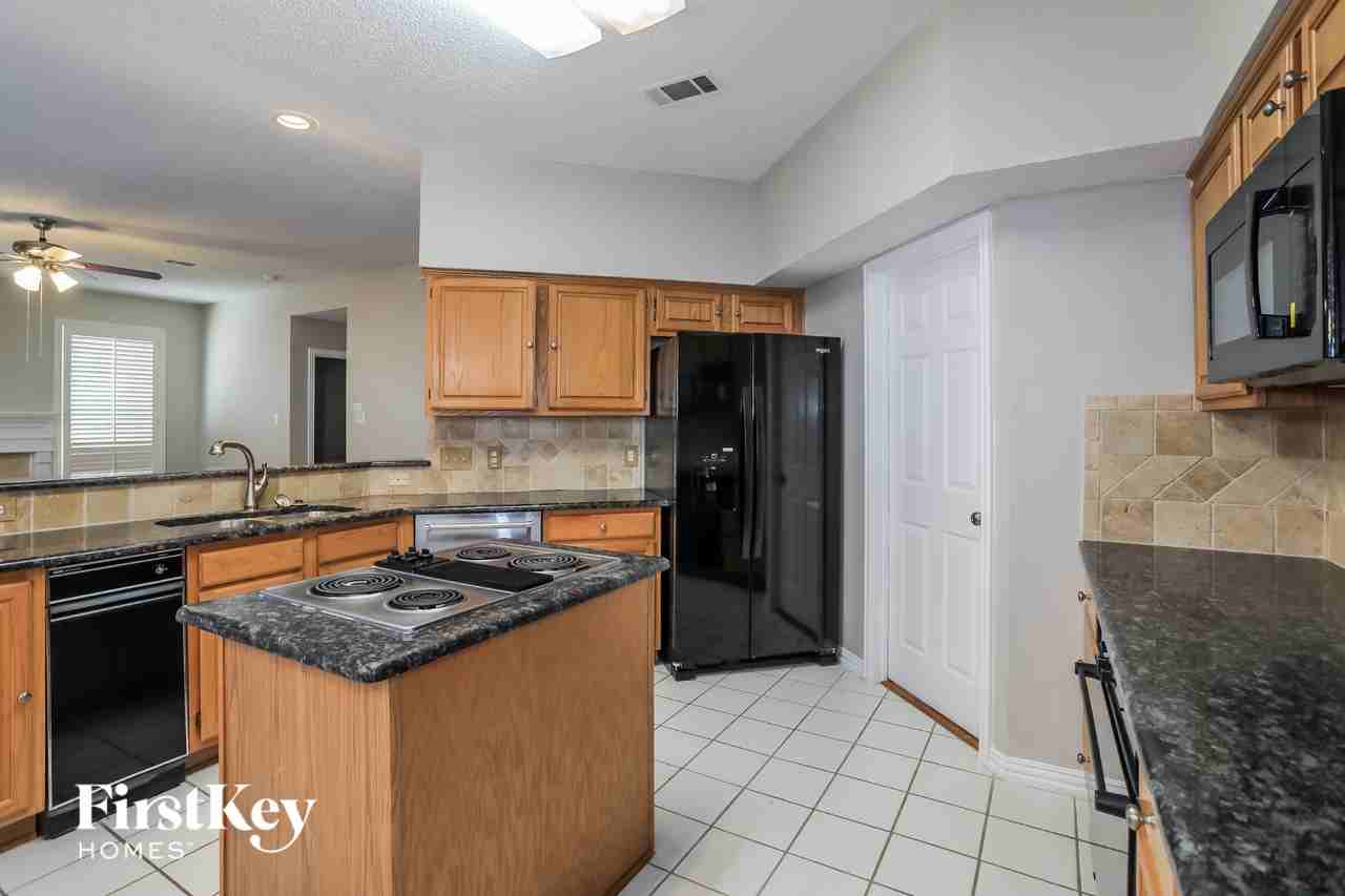 311 Riverwalk Ln - Photo 7 of 15