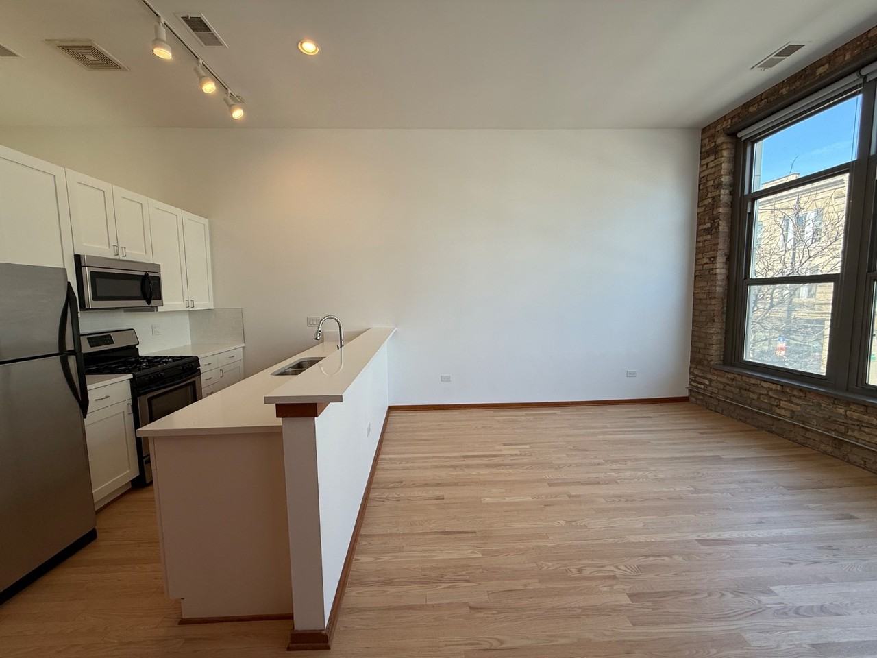 2925 N Central Park Ave #03 - Photo 5 of 17