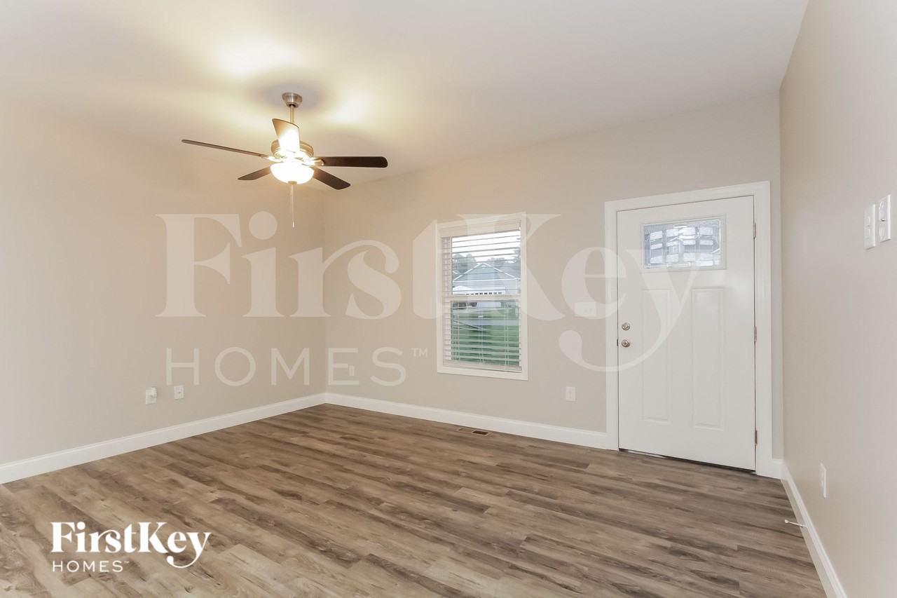 409 Lakeridge Dr - Photo 4 of 15