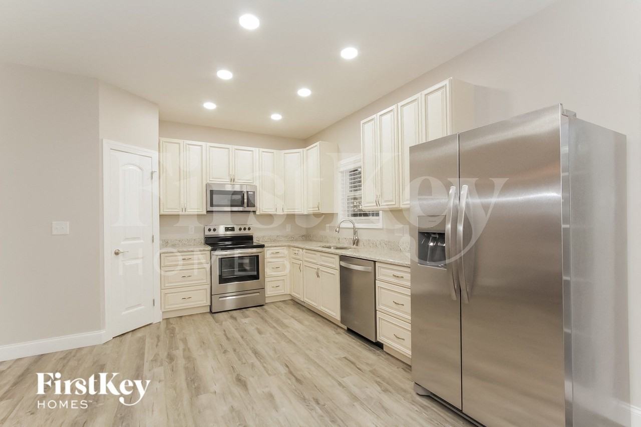 409 Lakeridge Dr - Photo 6 of 15