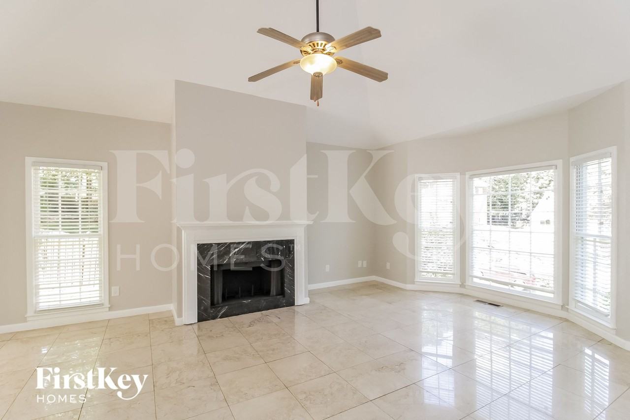 224 Tennis Court Ln Nw - Photo 3 of 15