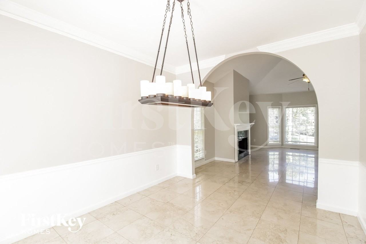 224 Tennis Court Ln Nw - Photo 4 of 15