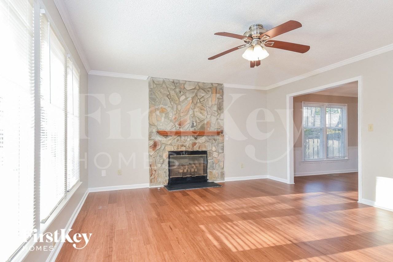 4706 Pine Hollow Ln - Photo 3 of 15