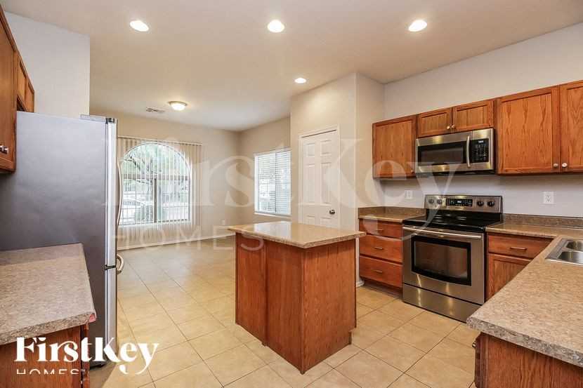 8811 S 57th Ln - Photo 5 of 15