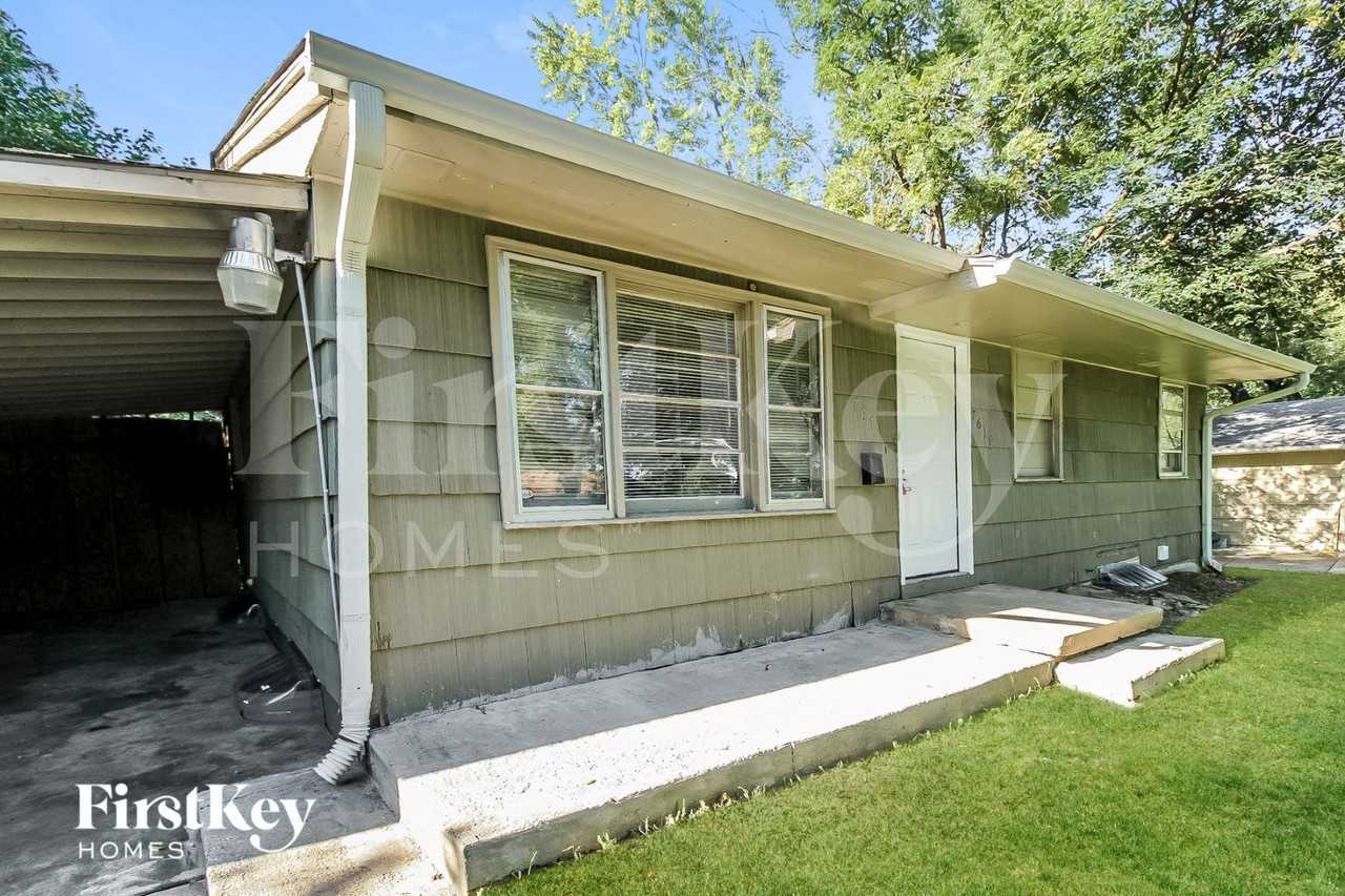 7611 E 47th Ter - Photo 2 of 15