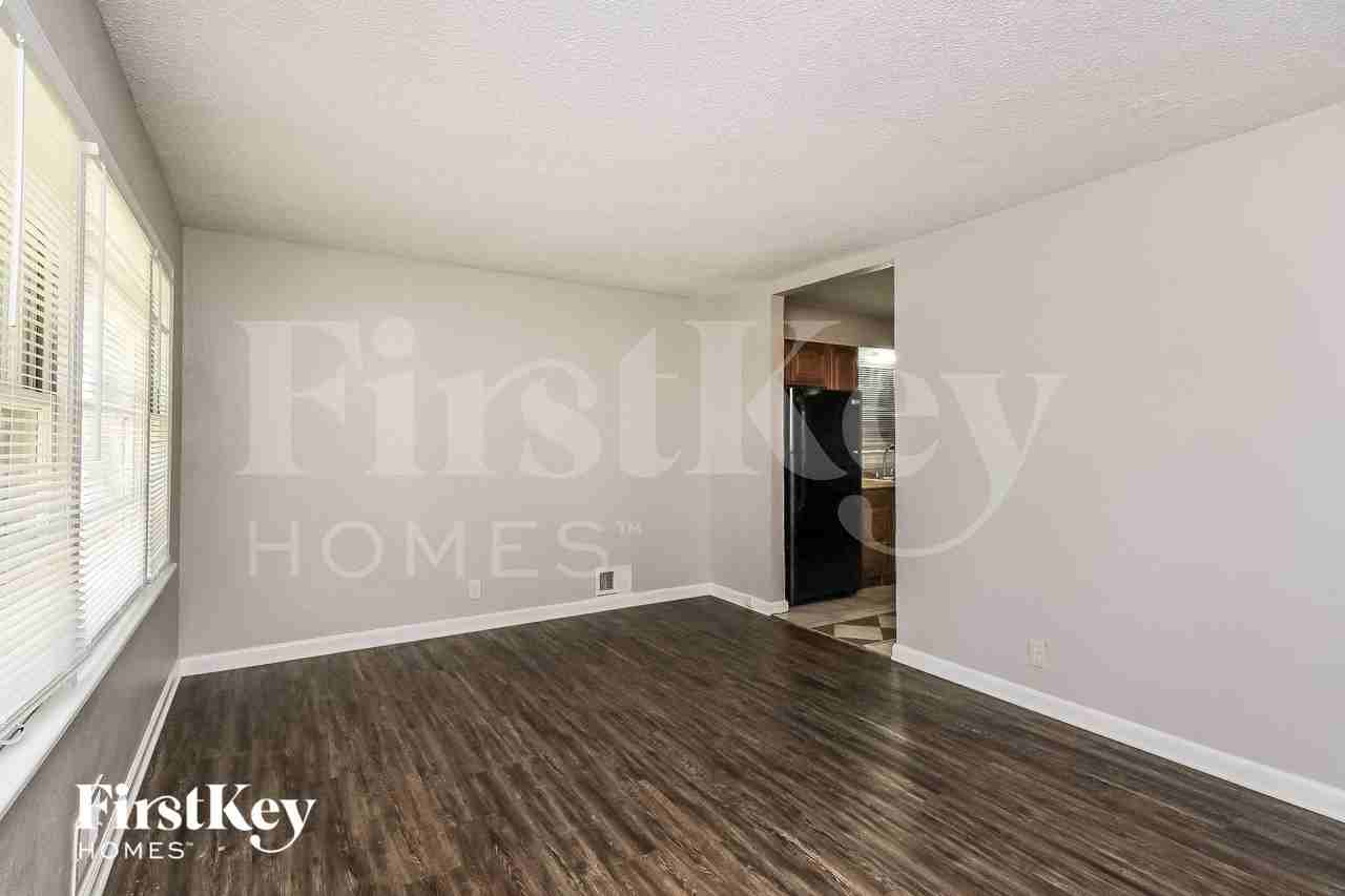 7611 E 47th Ter - Photo 3 of 15