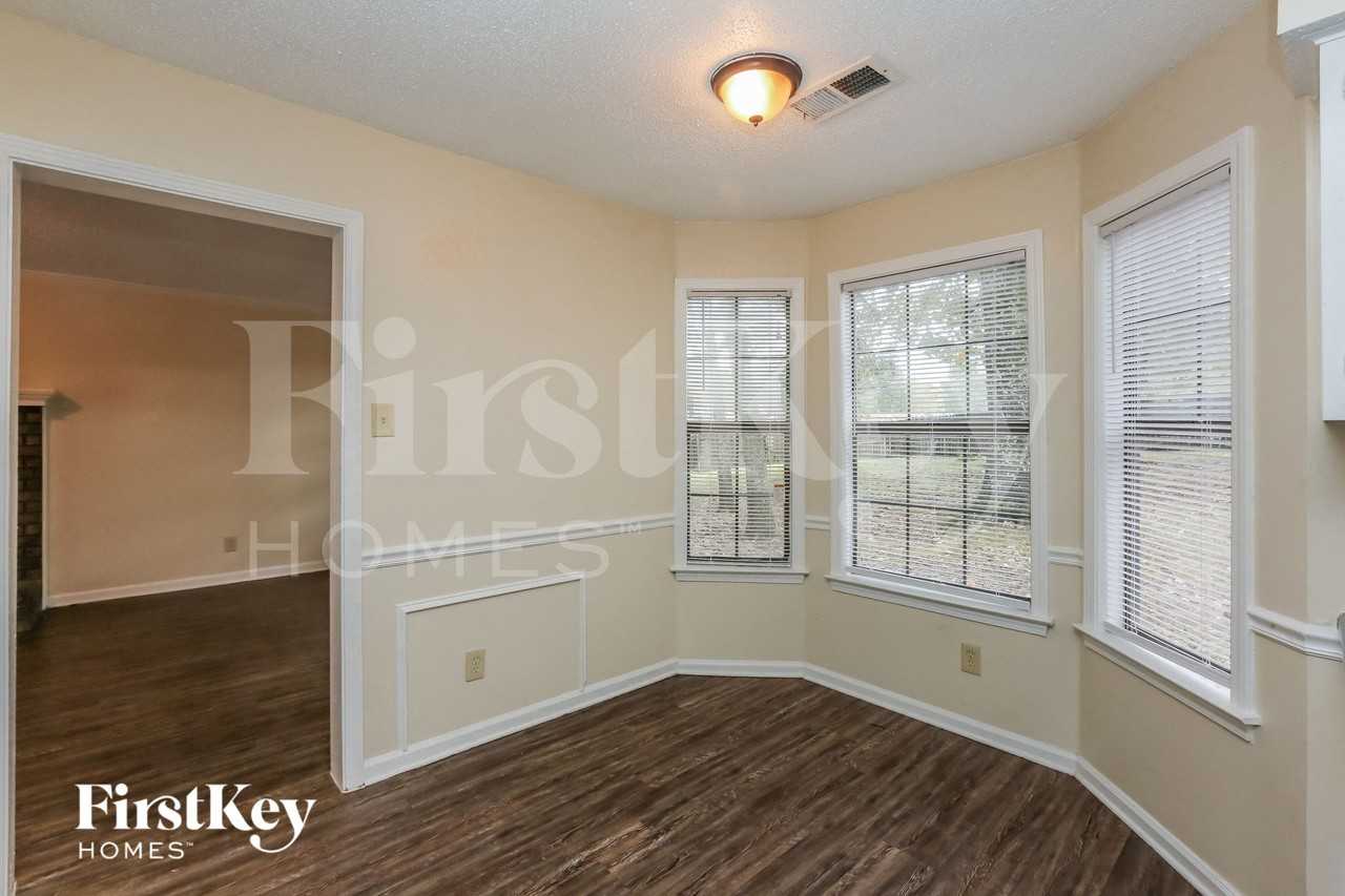 3697 Beckman Dr - Photo 4 of 15