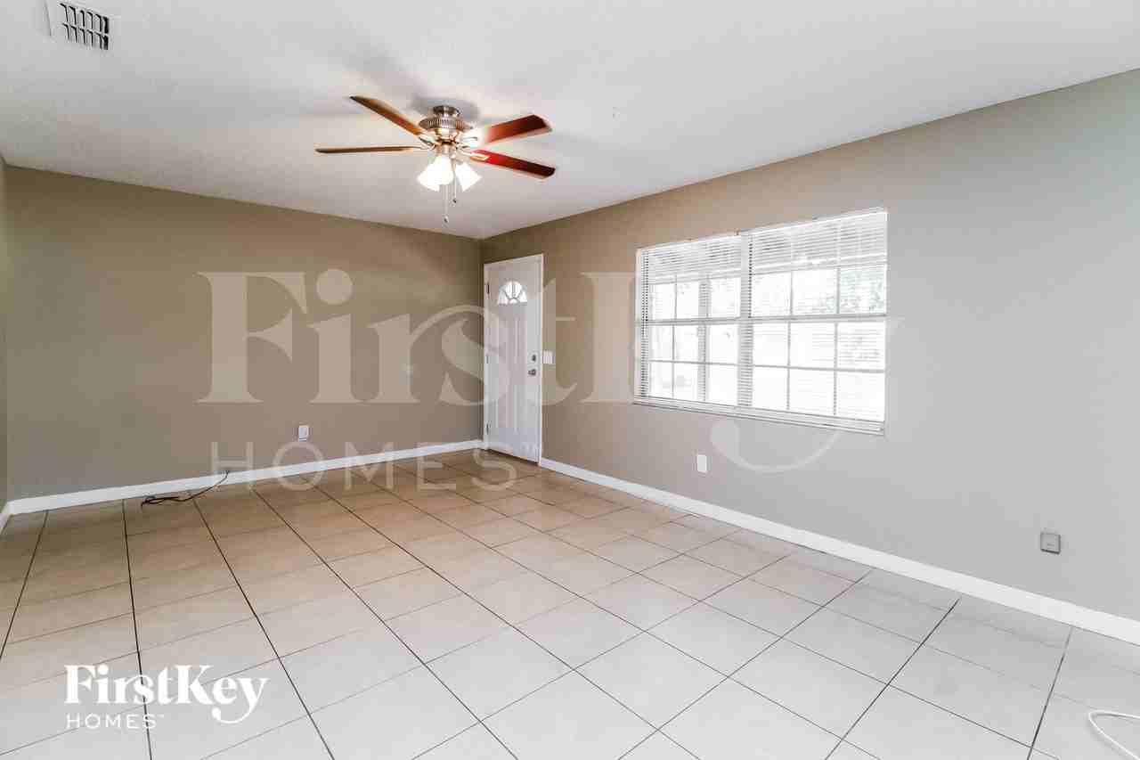 3639 Shalimar Ct - Photo 3 of 15