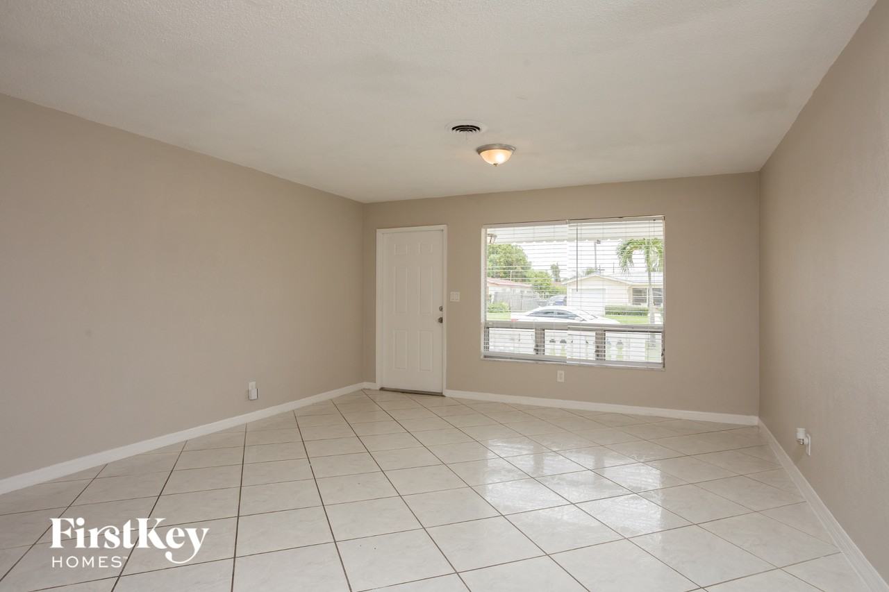 3430 Nw 34th St - Photo 3 of 15